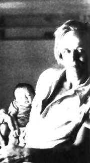 Kinski mit dem Neugeborenen Nanho&iuml;