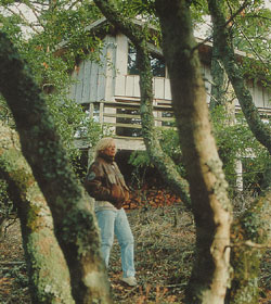 Kinski vor seinem Anwesen in Lagunitas