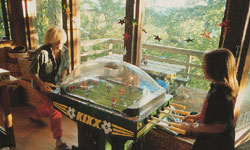 Kinski beim Kickern mit seinem Sohn Nikolai