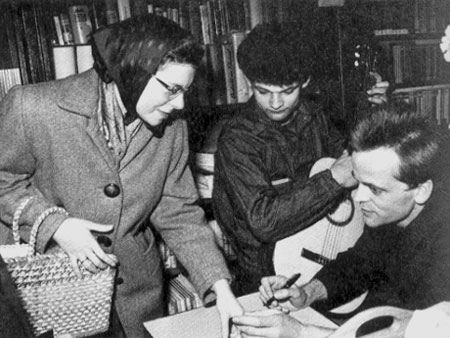 Kinski bei einer Autogrammstunde, 7. April 1959